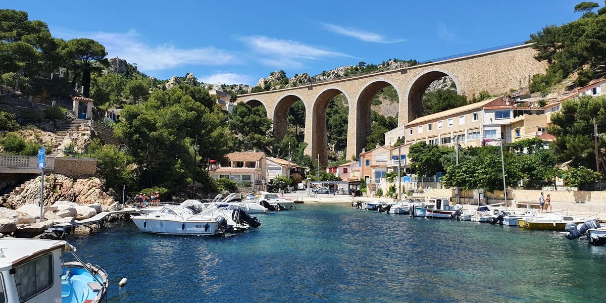 Le port de la calanque de Méjean sous les arches du viaduc
