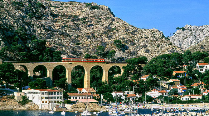 La calanque de la Redonne : le port, les bateaux et le viaduc du train au-dessus