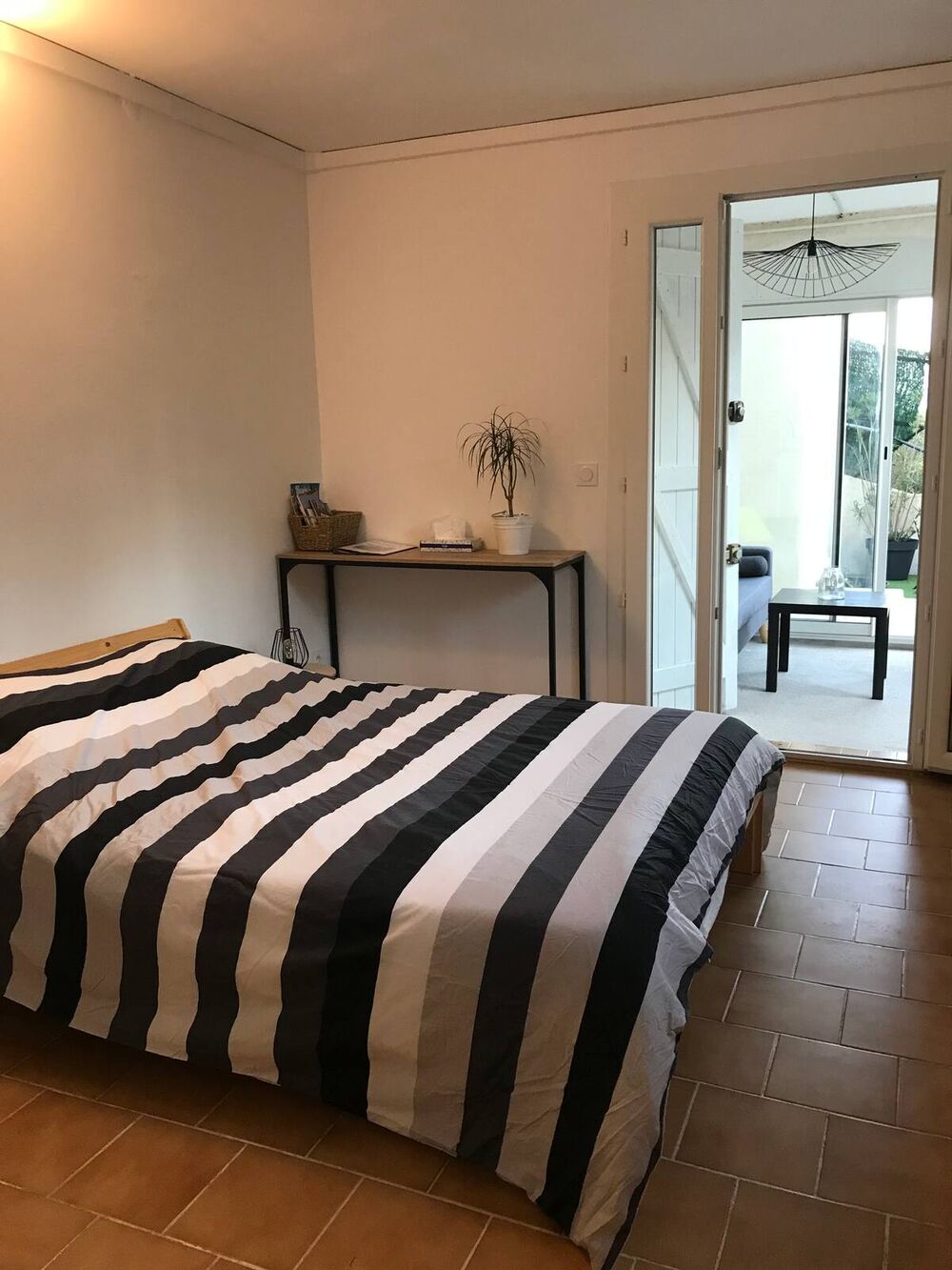 La chambre ouverte sur la véranda et la terrasse