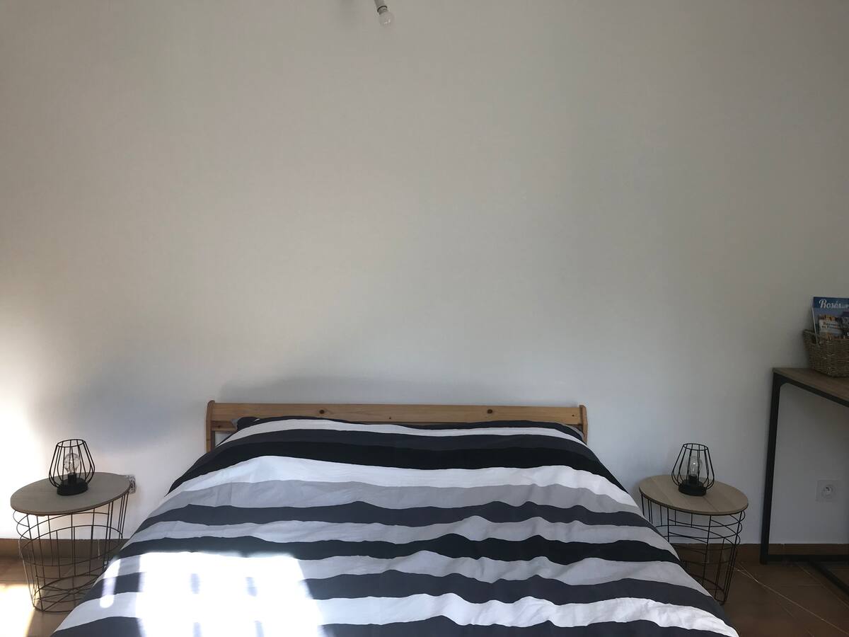 Le lit double et ses deux tables de chevet
