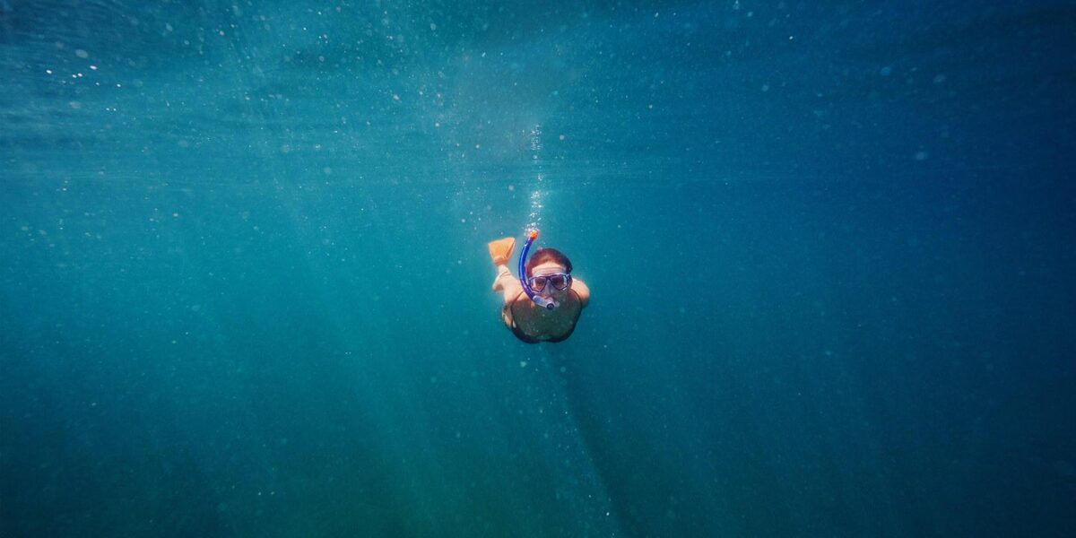 Une nageuse en masque et tuba sous la surface de la Méditerranée