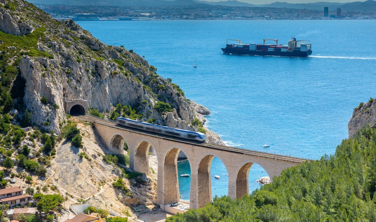 Le train de la Côte Bleue franchissant un viaduc au-dessus d'une crique